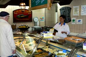 In den beiden Fischhallen in Ludwigsburg und Waiblingen und der &bdquo;Kleinen Auster&ldquo; werden 16 Mitarbeiter besch&auml;ftigt, dazu kommen bei Bedarf noch vier Aushilfen.