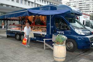 Das Blau des Selbstfahrers aus dem Hause Borco-H&ouml;hns wirkt aufgrund konsequenter Ganzlackierung: auch die Sto&szlig;stangen sind blau und &uuml;ber die K&uuml;hlmaschinen wurden farbige Blenden gesetzt.
