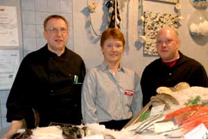 J&uuml;rgen Burchgardt mit Verk&auml;uferin Anita Naroska und Azubi Andreas Bunk (nicht abgebildet: Verk&auml;uferin Dorothee Broszat): &bdquo;Ich habe mir von meinen drei Lieferanten jeweils die Sahnest&uuml;cke `rausgesucht.&ldquo;.