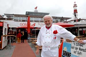 J&uuml;rgen Gosch: &bdquo;Wir sind ja noch ein Unternehmen zum Anfassen, wir wollen noch auf eine gewisse Art naiv sein. Gosch steht f&uuml;r Fisch und auch daf&uuml;r, mal einen kleinen Schnack zu haben.&ldquo;.