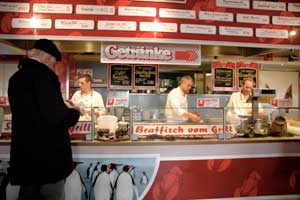 Die &bdquo;Fischbude&ldquo; selbst strebt nach &bdquo;Hafenatmosph&auml;re.&ldquo; &bdquo;Da wollen wir es locker machen, da wird geschrien,&ldquo; beschreibt der Hausherr das Ambiente...