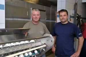 Oilver Felbrich und Andreas Zordel. Seit Anschaffung einer Baader 135 k&ouml;nnen die Forellen auch gr&auml;tenfrei angeboten werden.